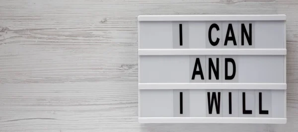 Des mots "je peux et je veux" sur une planche moderne sur un bac en bois blanc — Photo
