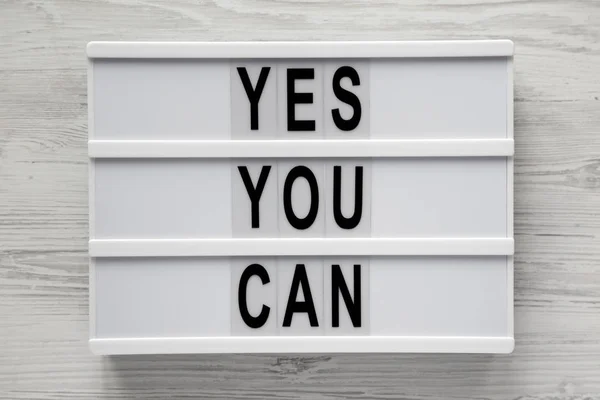 "Oui vous pouvez" mots sur une planche moderne sur backgrou en bois blanc — Photo