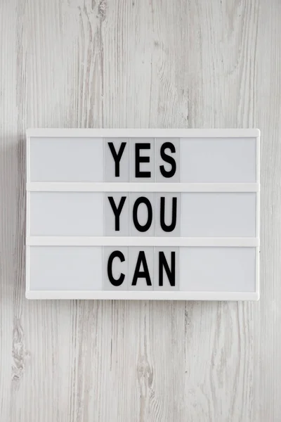 ' Ja, je ' woorden op een modern bord over wit houten oppervlak, — Stockfoto