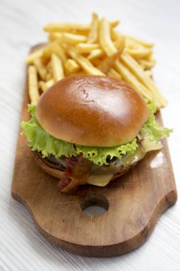 Hamburger marul, peynir ve pastırma rustik ahşap domuz üzerinde