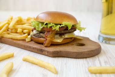 Hamburger marul, peynir ve pastırma rustik ahşap domuz üzerinde
