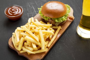 Hamburger marul, peynir ve pastırma rustik ahşap domuz üzerinde