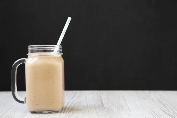 Apel pisang smoothie lezat dalam botol gelas cangkir, tampilan samping. Salin — Stok Foto