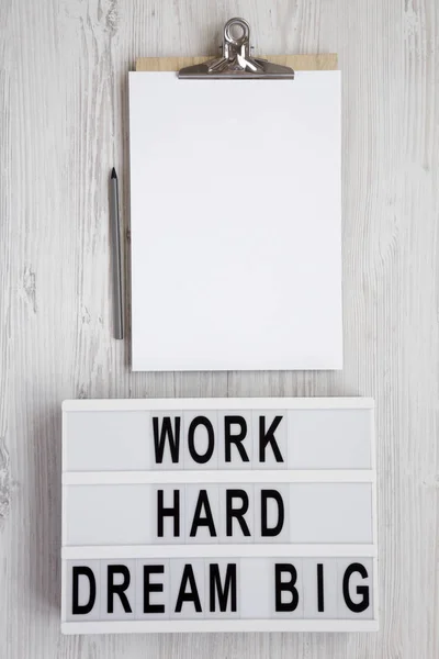 Conseil moderne avec 'Work hard dream big' mots, presse-papiers avec bl — Photo