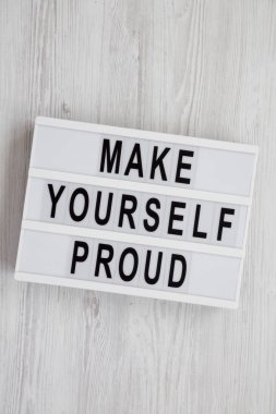 Beyaz ahşap s üzerinde metin 'Kendinizi gurur olun' ile modern tahta