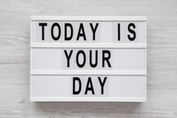 Tavola moderna con testo 'Oggi è il tuo giorno' su un bac di legno bianco — Foto Stock