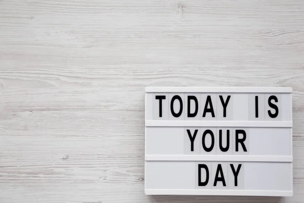 'Oggi è il tuo giorno 'su un lightbox su una superficie di legno bianco, top — Foto Stock