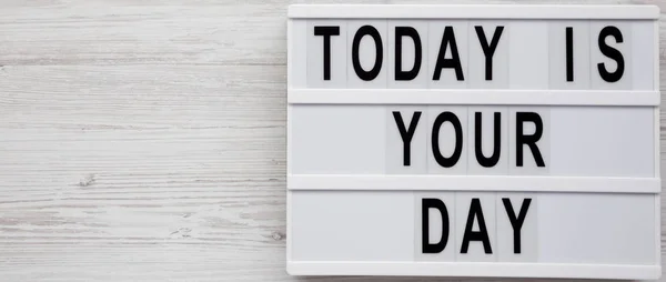'Oggi è il tuo giorno 'su una tavola moderna su una superficie di legno bianco , — Foto Stock