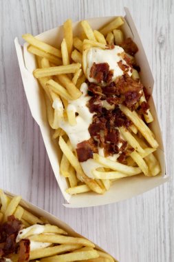 Lezzetli fastfood: peynir sosu ve pastırma ile patates kızartması bir pa