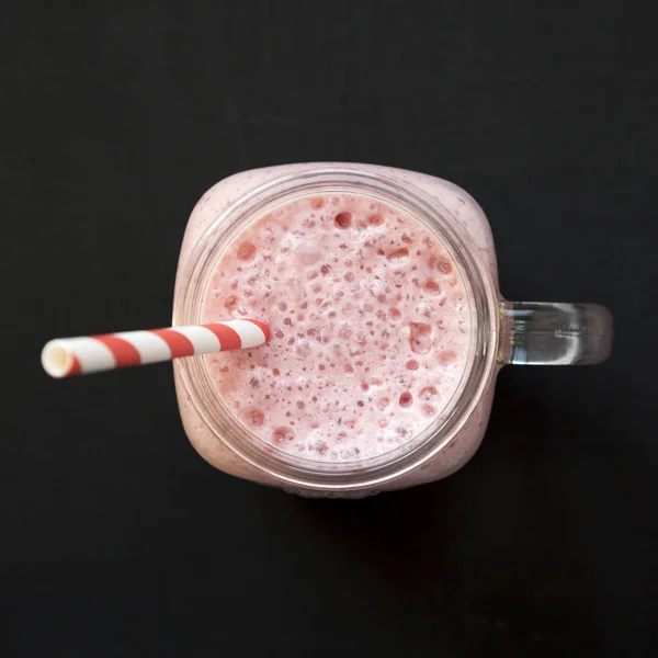 Stroberi pisang smoothie dalam botol gelas cangkir atas backgro hitam — Stok Foto