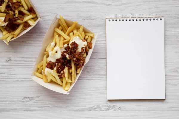 Frietjes met kaas saus en spek in papieren dozen, blanco n — Stockfoto