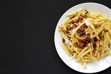 Lezzetli fast food: peynir sosu ve pastırma ile patates kızartması bir w