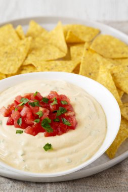 Bir kase, sarı tortilla cips, düşük açı ev yapımı peynirli daldırma 