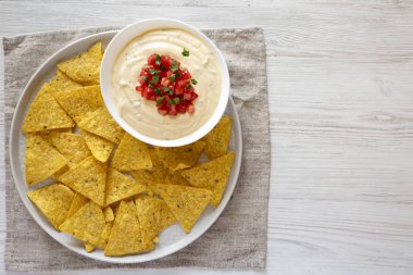 Bir kase, sarı tortilla cips, havai v ev yapımı peynirli daldırma
