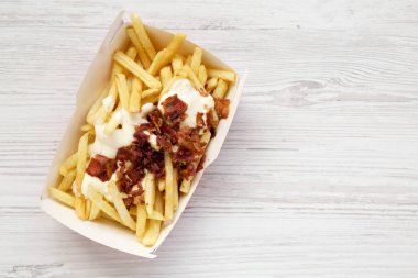 Peynir sosu ve pastırma ile patates kızartması, bir kağıt kutu, izolatörler