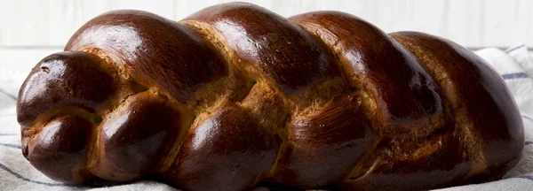 Hausgemachtes jüdisches Challah-Brot, Seitenansicht. Nahaufnahme. — Stockfoto