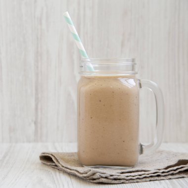 Bir cam kavanoz kupa muz elma Smoothie, yan görünüm. Space için t