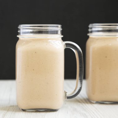 Cam kavanozlarda muz elma Smoothie, yan görünüm. Close.