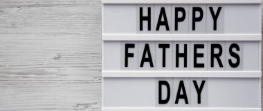 Beyaz ahşap arka ' mutlu babalar günü ' kelimeleri ile ışık kutusu