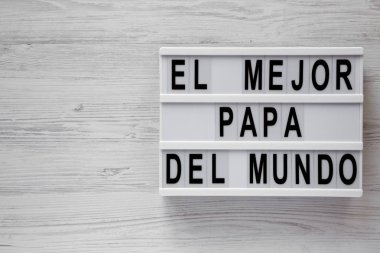 Beyaz Woo üzerinde modern bir tahta üzerinde ' el Mejor Papa del Mundo ' kelimeleri
