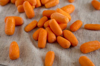 Bez üzerinde bebek havuç soyulmuş, yan görünüm. Close. 