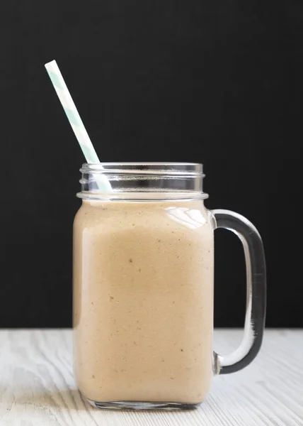 Banana äppelsmoothie i en glasburk mugg, sidovy. Närbild. — Stockfoto