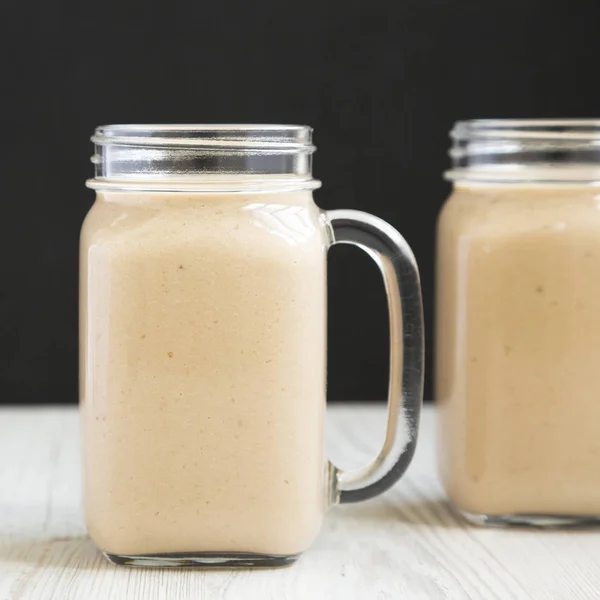 Pisang apel smoothie dalam toples kaca, tampilan samping. Close-up . — Stok Foto