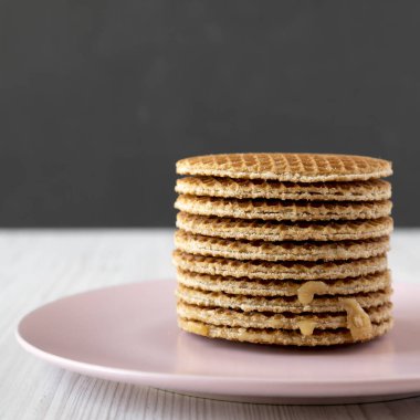 Bal karamel dolum ile ev yapımı Hollandalı stroopwafels yığını 