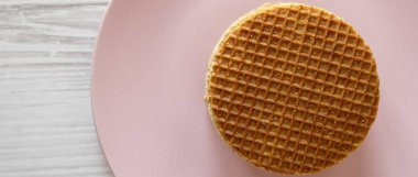 Bal karamel dolum ile ev yapımı Hollandalı stroopwafels yığını 