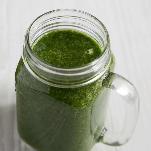 Groene smoothie met avocado, spinazie en banaan in een glazen pot m — Stockfoto
