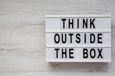 Beyaz bir woode üzerinde ' kutunun dışında düşünün ' kelime ile modern tahta