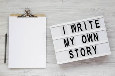 ' Ben, b ile Pano, modern bir tahta üzerinde kendi hikaye ' kelimeleri yazmak