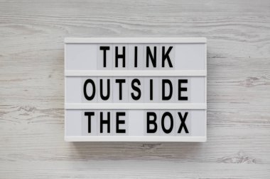 ' Kutunun dışında beyaz bir ahşap su üzerinde bir lightbox üzerinde kelime think