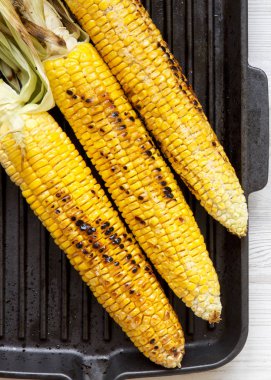 Izgara tavada koçanda ızgara mısır, üst görünümü. Yukarıdan,