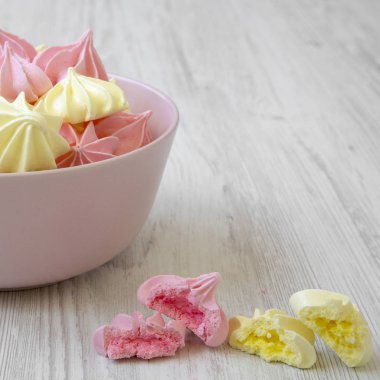 Beyaz ahşap arka plan üzerinde mini bezeler, yan görünüm. Yakın-u