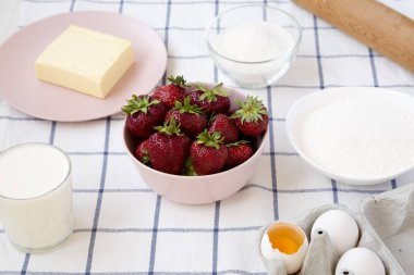 Çilek pasta malzemeler (un, yumurta, tereyağı, süt, şeker, st