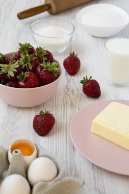 Çilek pasta malzemeler (un, yumurta, tereyağı, süt, şeker, st