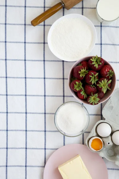 Vista superior, ingredientes del pastel de fresa (harina, huevos, mantequilla, leche , — Foto de Stock