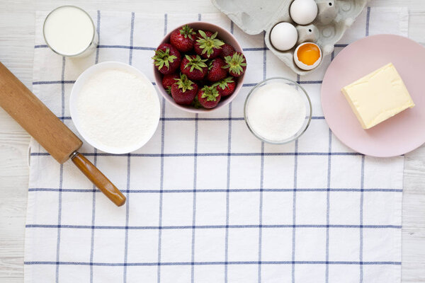 Клубничный пирог ингредиенты (мука, яйца, масло, молоко, сахар, ст
