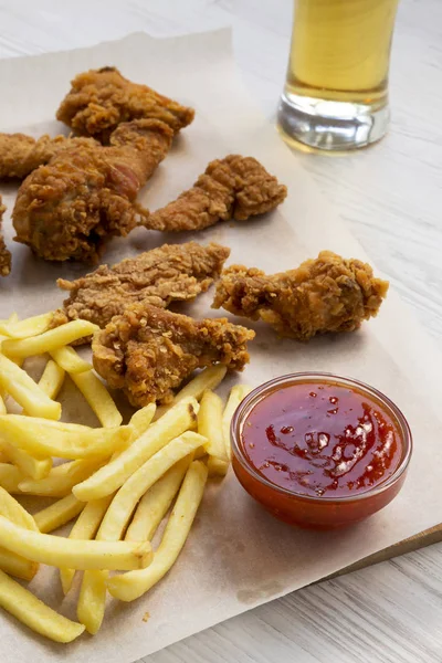 Chutné fastfood: smažené kuřecí paličky, pikantní křídla, francouzsky fr — Stock fotografie