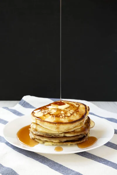 Hausgemachte Pfannkuchen mit Butter und Ahornsirup auf einem weißen Teller, — Stockfoto