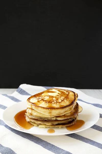 Vista lateral, panqueques caseros con mantequilla y jarabe de arce en un wh — Foto de Stock