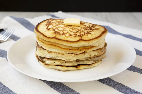 Hausgemachte Pfannkuchen mit Butter auf einem weißen Teller, Seitenansicht. schließen — Stockfoto
