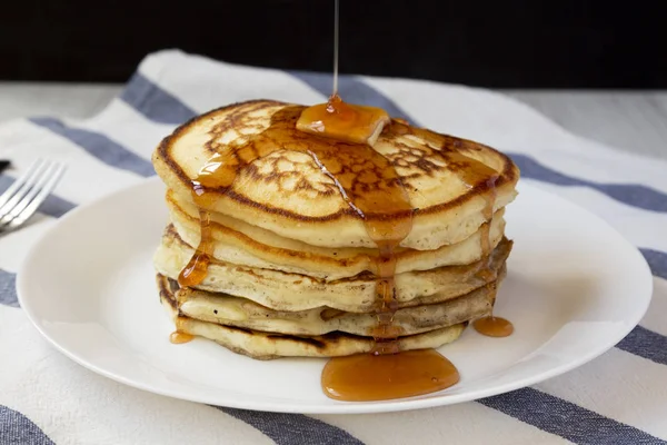 Hausgemachte Pfannkuchen mit Butter und Ahornsirup auf einem weißen Teller, — Stockfoto