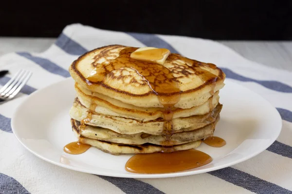 Panqueques caseros con mantequilla y jarabe de arce en un plato blanco , — Foto de Stock