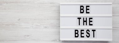 Lightbox ile 'En iyi olun' beyaz ahşap bir yüzey üzerinde kelimeler. Fla