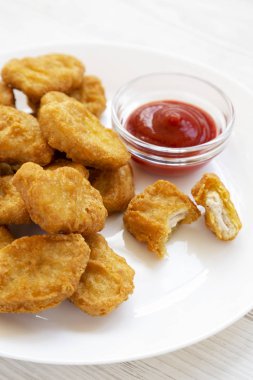 Beyaz w üzerinde ketçap ve soğuk bira bardak tavuk nuggets