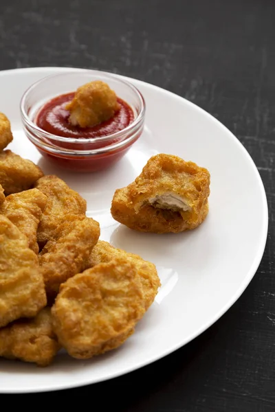 Lezzetli fastfood: beyaz bir tabak üzerinde ketçap ile tavuk nuggets — Stok fotoğraf