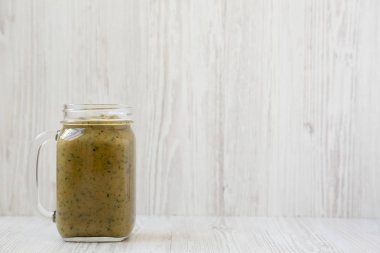 Cam bir kavanozda salatalık elma avokado nane yüzlü, yan görünüm. 