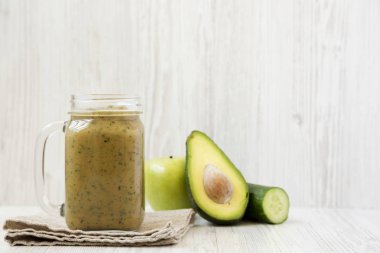 Cam bir kavanoz kupa salatalık elma avokado nane yüzlü, yan vi